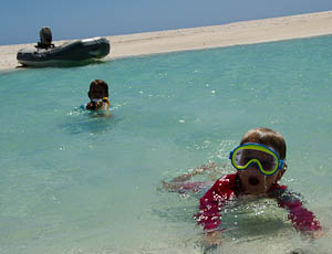 Les enfants dans le lagon d'Aitutaki