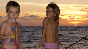 les enfants au coucher du soleil