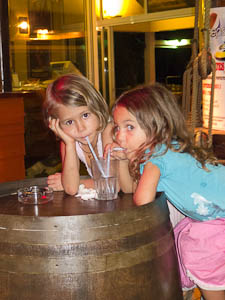Lola et Elanore piliers de bar