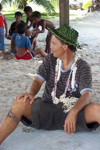 Matthieu et son chapeau de cocotier